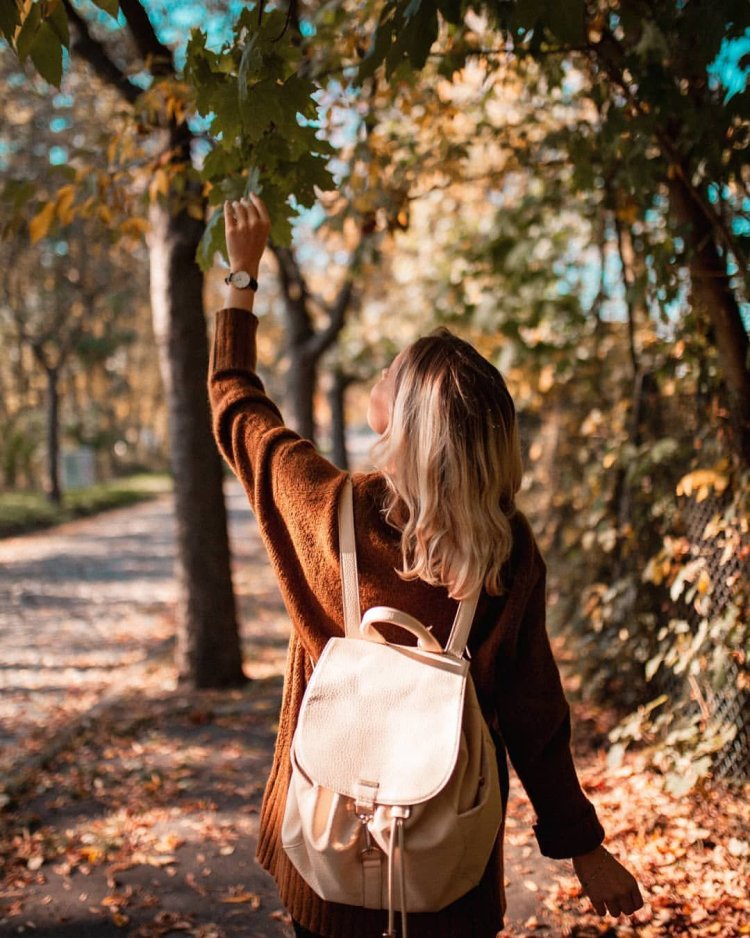 Блондинка со спины осень