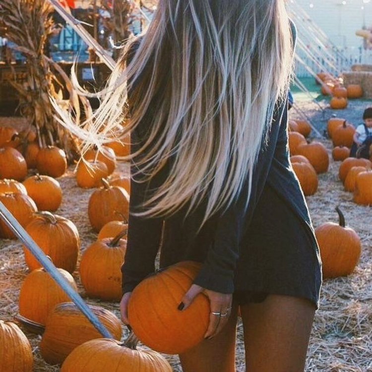 Блондинка со спины осень