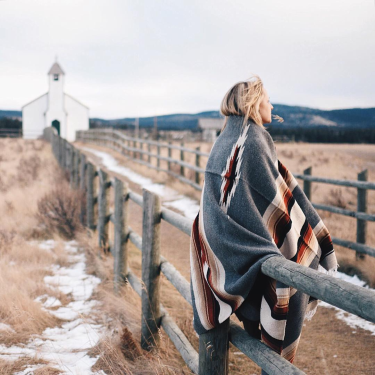 Блондинка в пледе