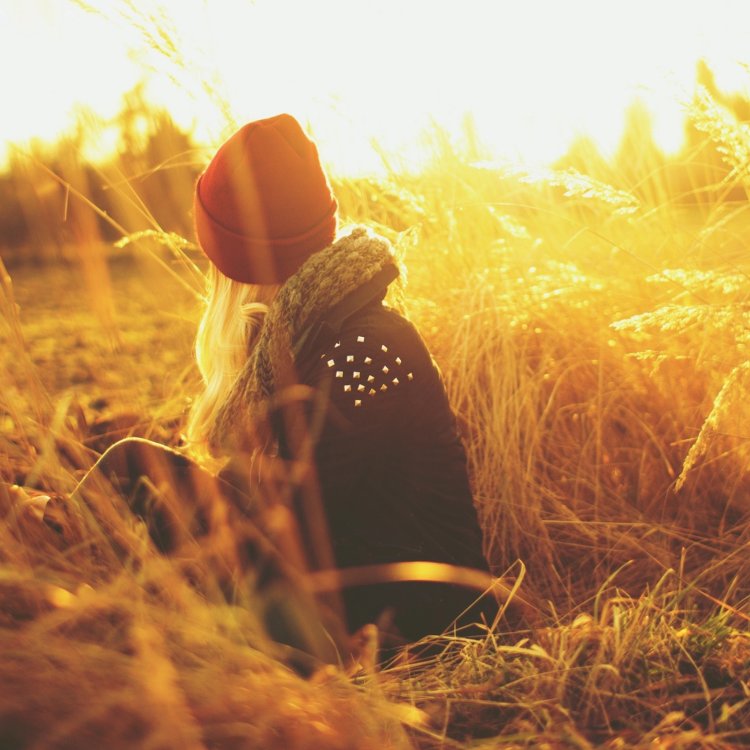 Девушка с каре в бейсболке со спины блондинка осенью