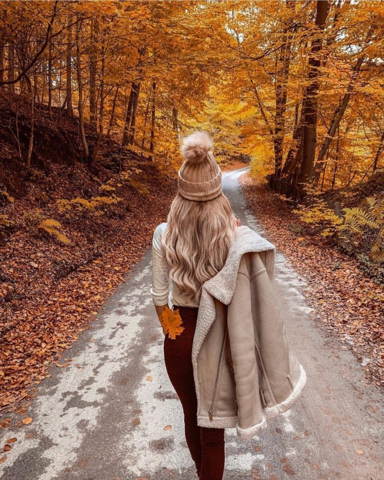 Блондинка осенью