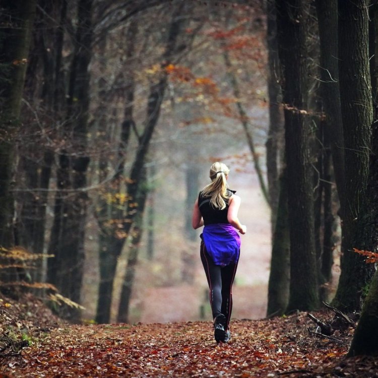 Блондинка в осеннем парке
