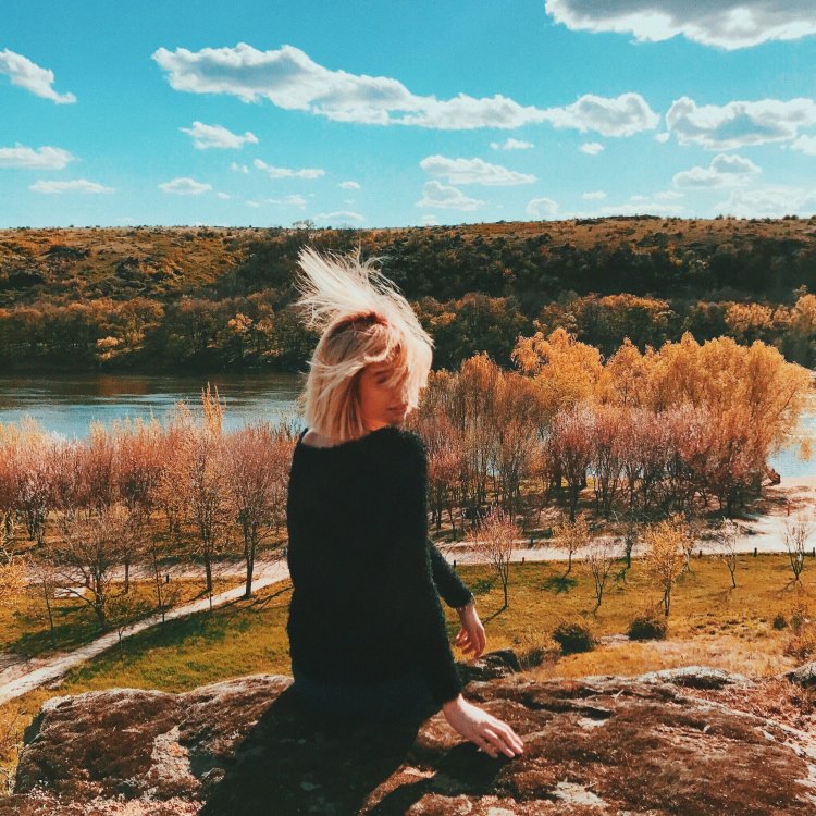 Блондинка с каре со спины