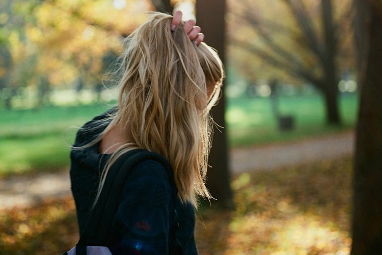 Блондинка со спины осень