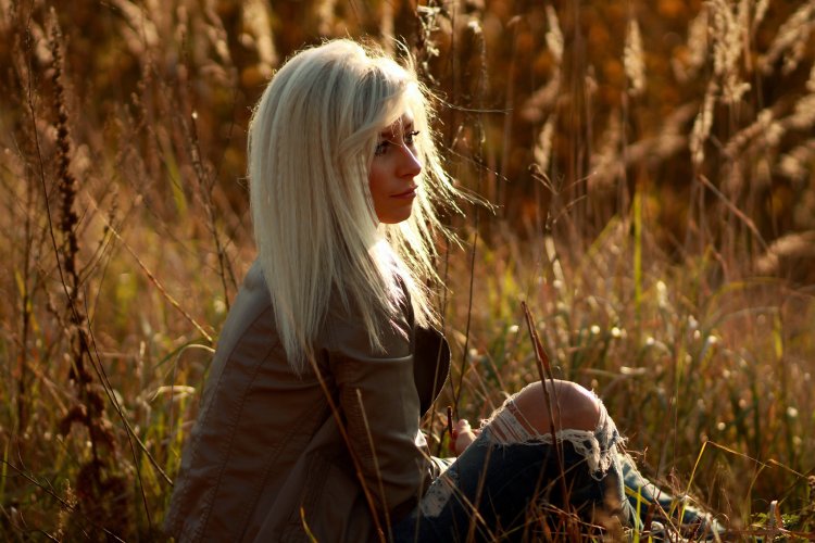 Блондинка чёлкой со спиной