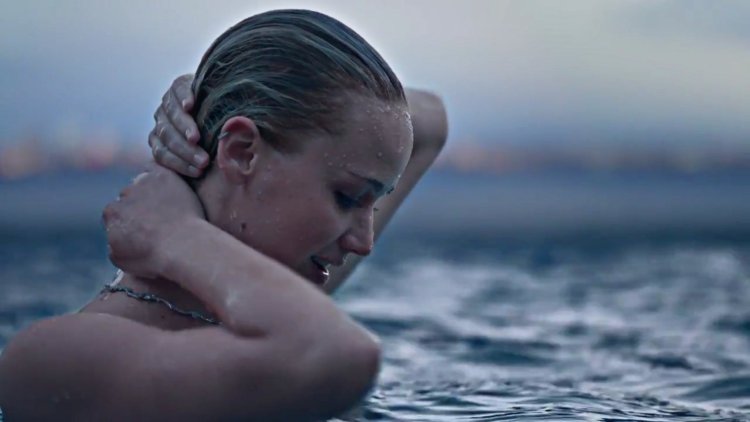 Jennifer Lawrence красный Воробей