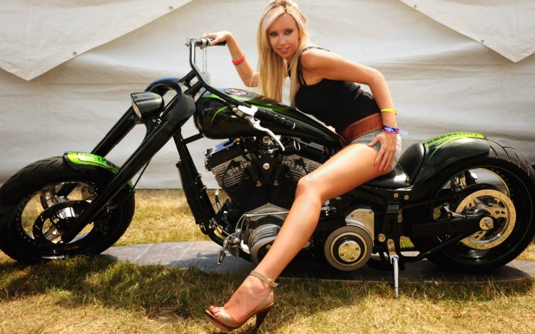 Девушка на Харлей Дэвидсон