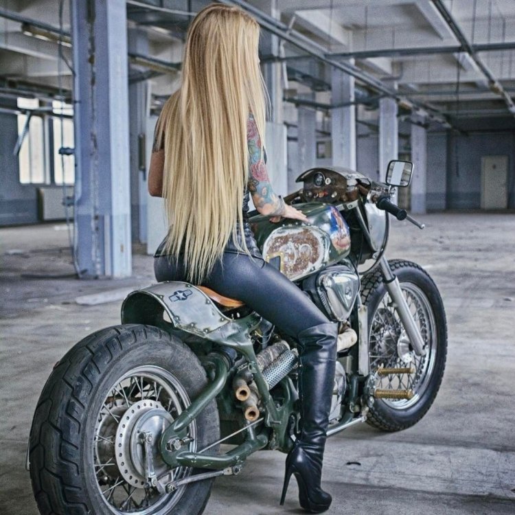Блондинка на мотоцикле
