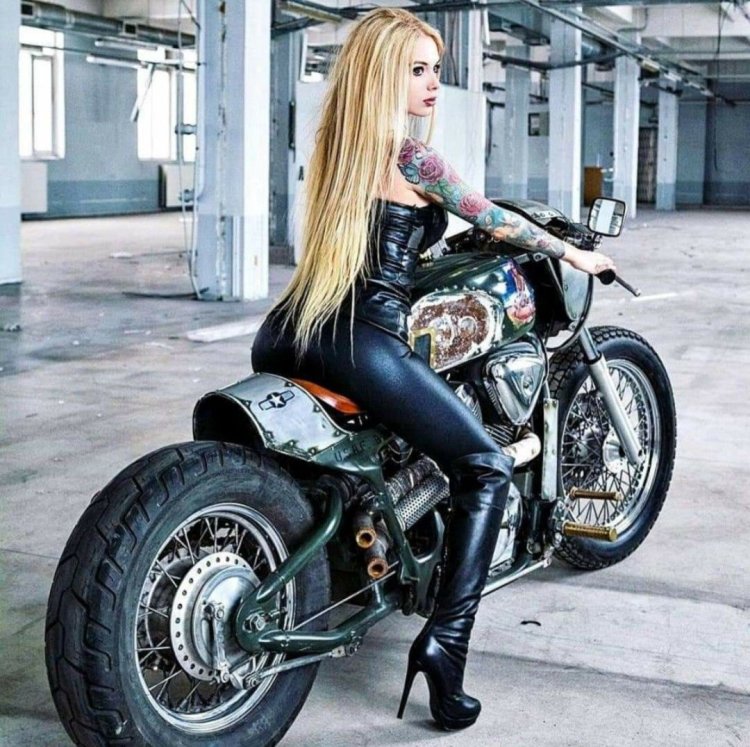 Блондинка на байке