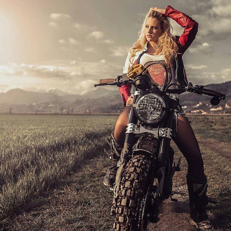 Фотосессия на мотоцикле в поле