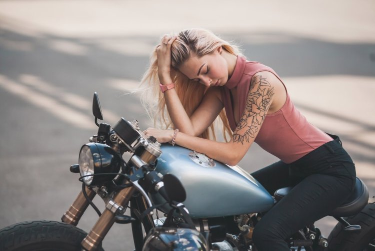 Девушка на мотоцикле Урал