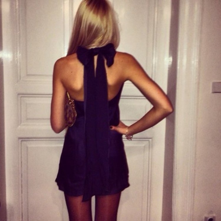 В коротком платье со спины