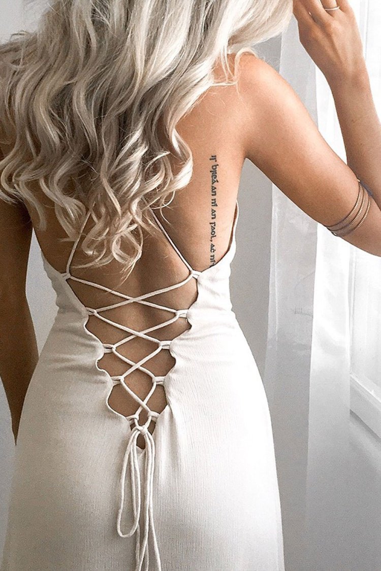 Белое платье со шнуровкой на спине