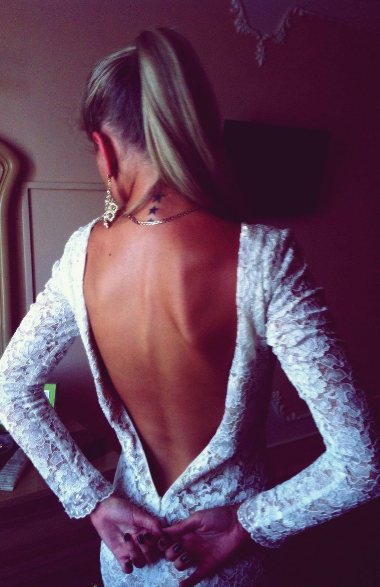 Блондинка с открытой спиной