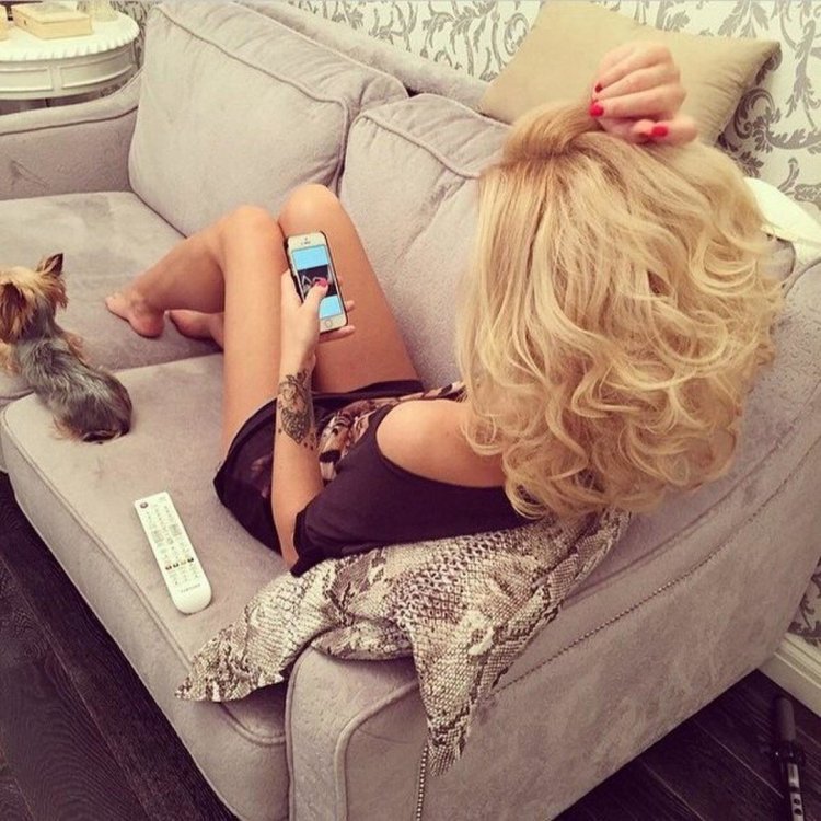 Селфи блондинок со спины