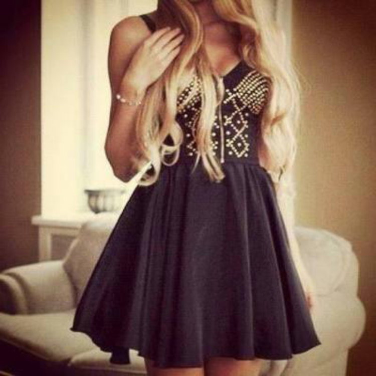 Блондинка в платье без лица