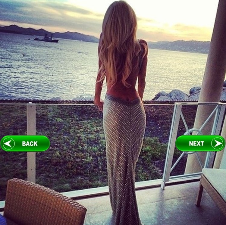 Девушка в длинном платье со спины блондинка