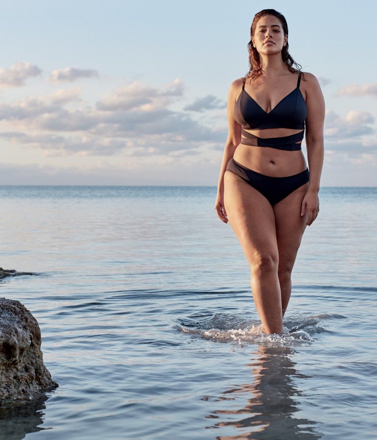 Эшли Грэм в полный рост