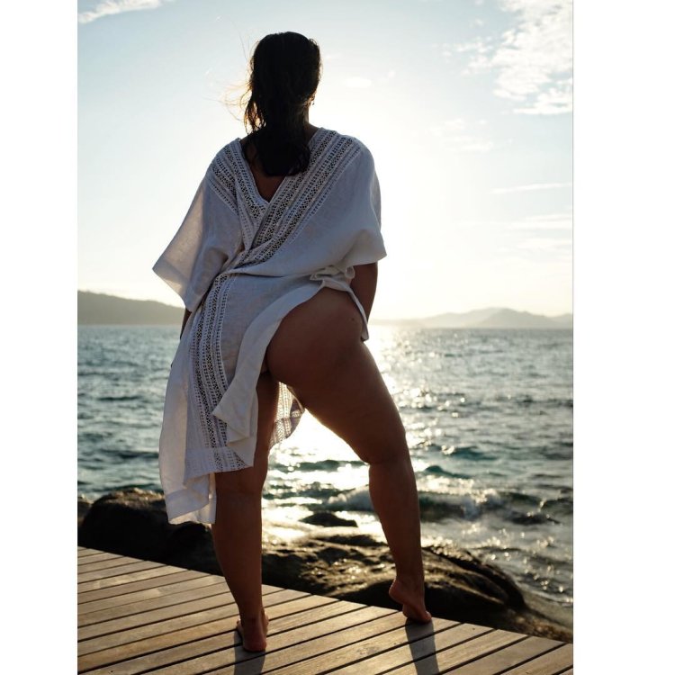 Эшли Грэм вид сзади