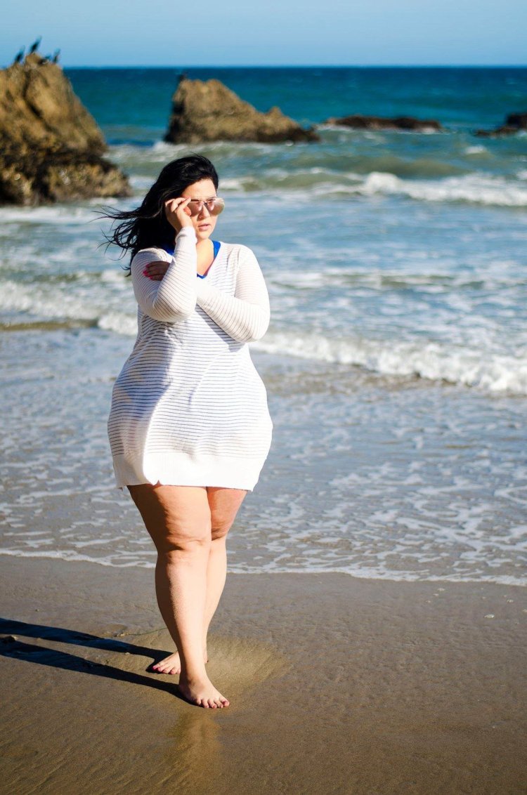 Полные женщины на пляже