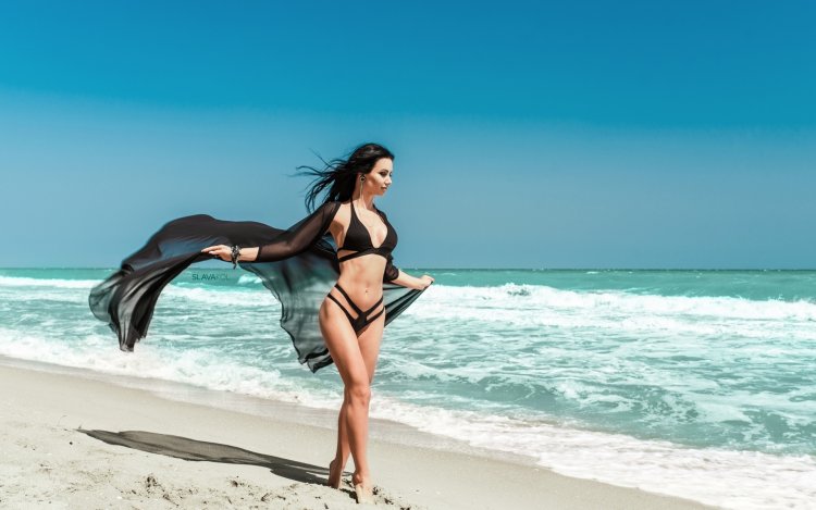 Ксения Лукьянчикова в купальнике на море