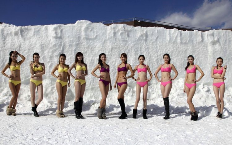 Чукотские девушки в купальнике