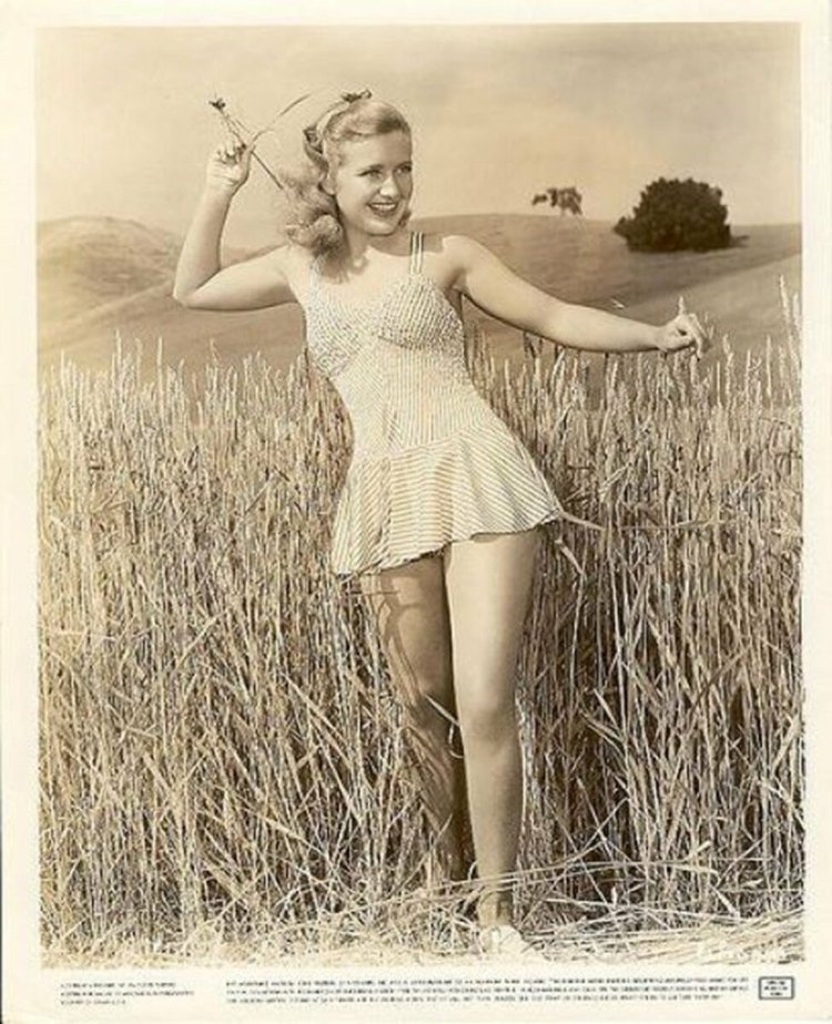 Художник Zoe Mozert