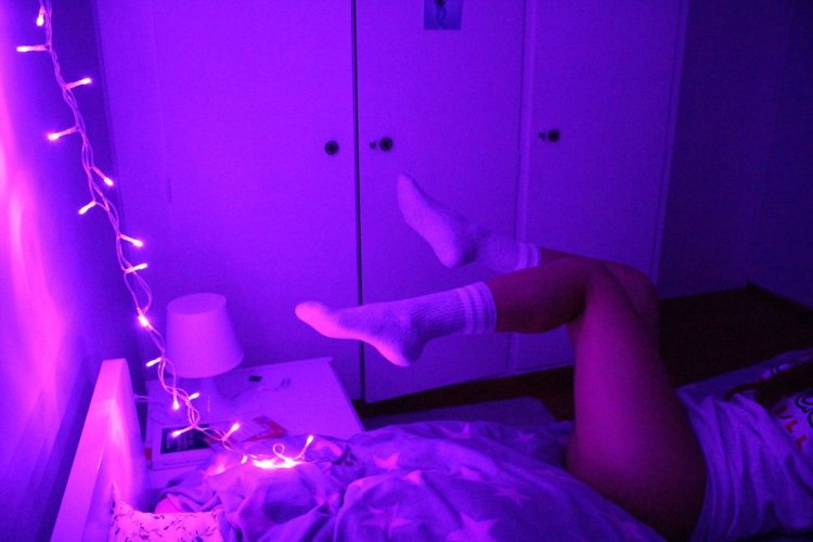 Фотосессия в неоновой комнате