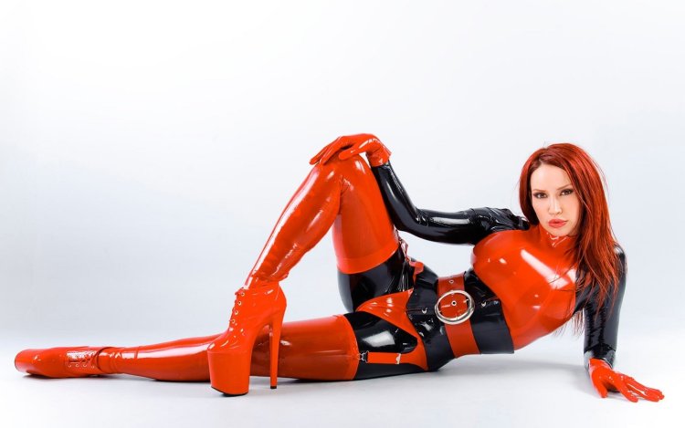 Галь Гадот в латексе