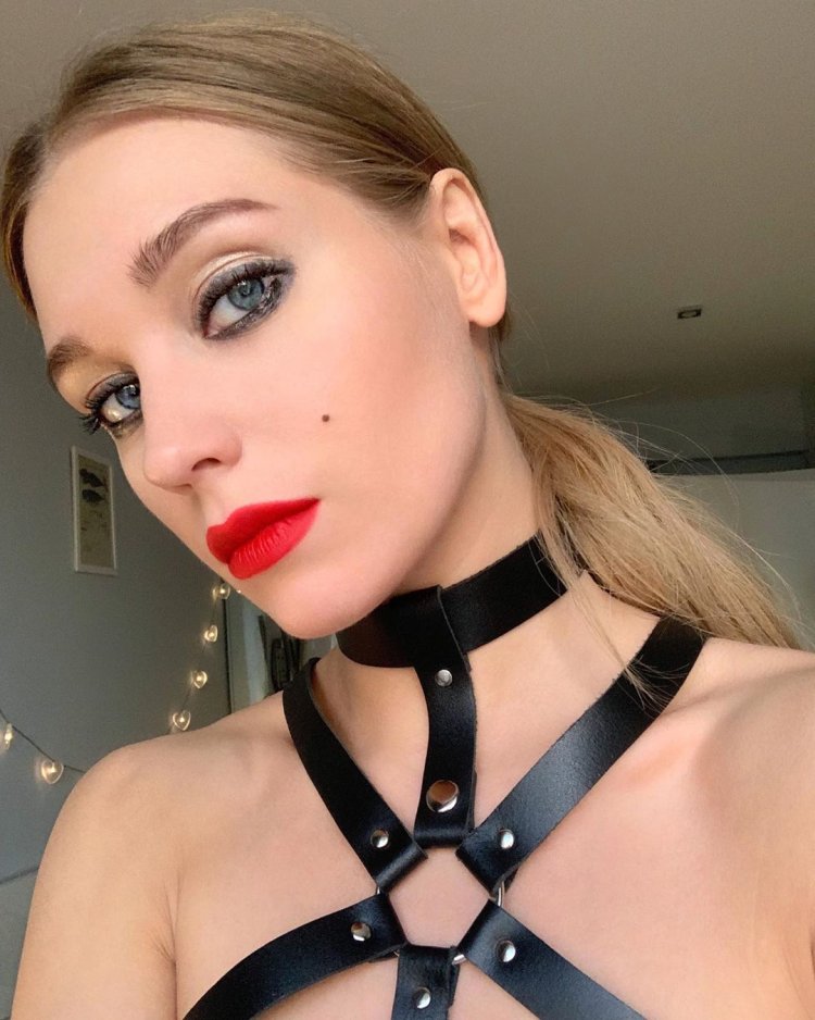 Девушка в чёрном латексе с плеткой