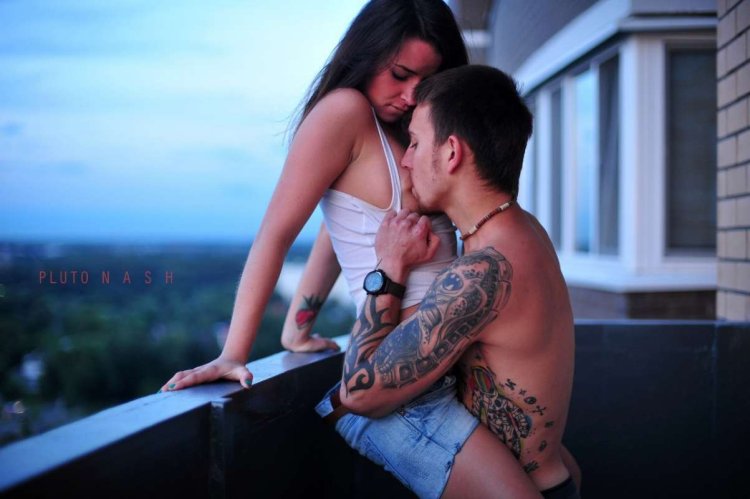 Татуированный парень с девушкой
