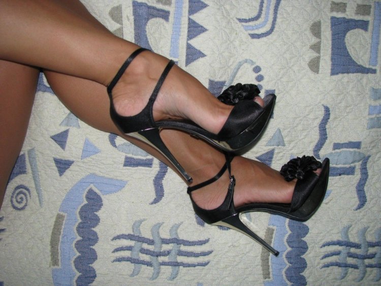 Женские ноги в туфлях частное