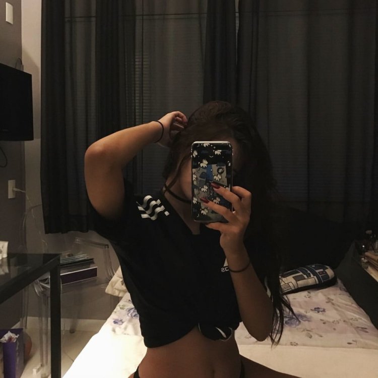 Девушка фоткается в зеркале