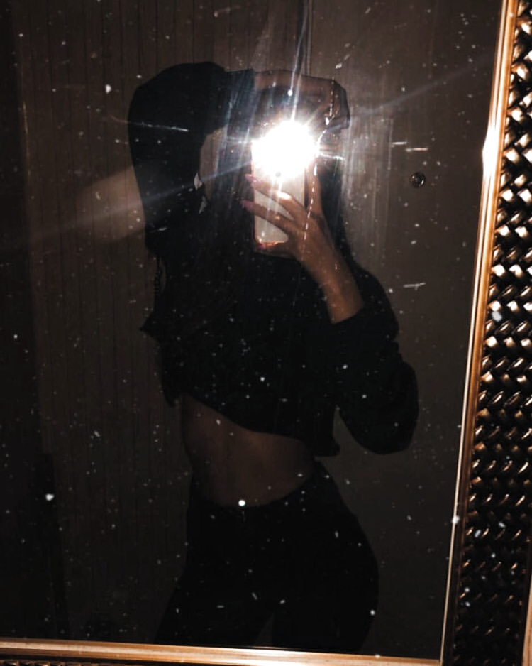 Девушка в зеркале без лица