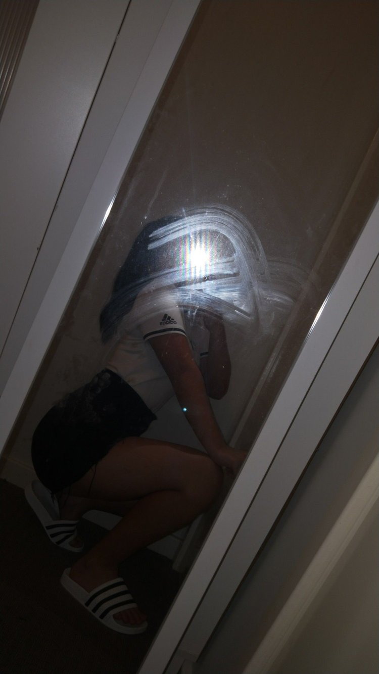 Девушка без лица у зеркала ночью