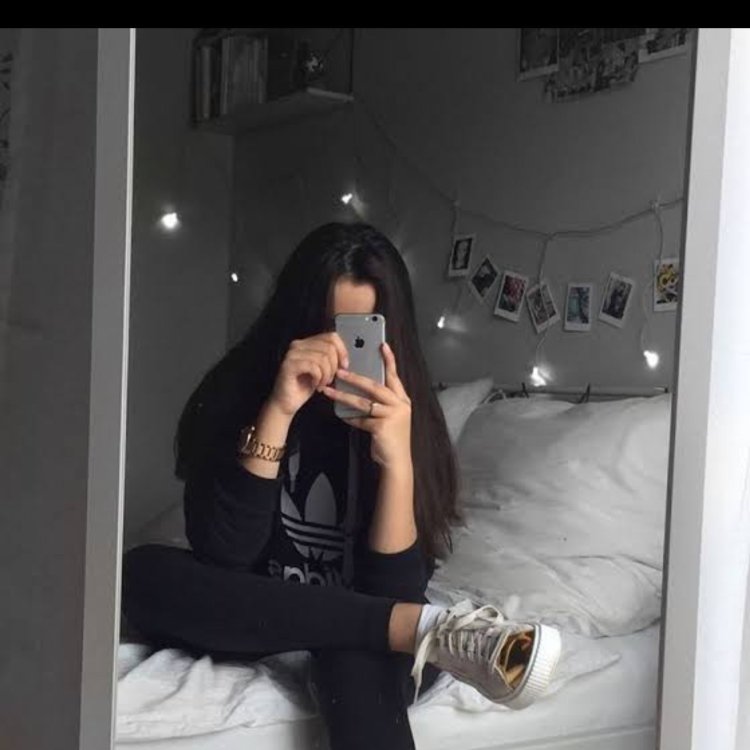 Девушка в зеркале без лица