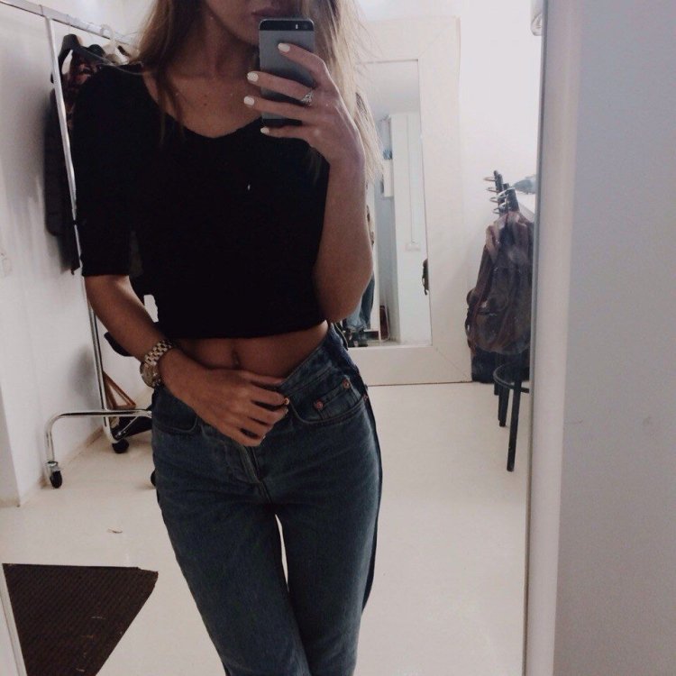 Девушка у зеркала в полный рост