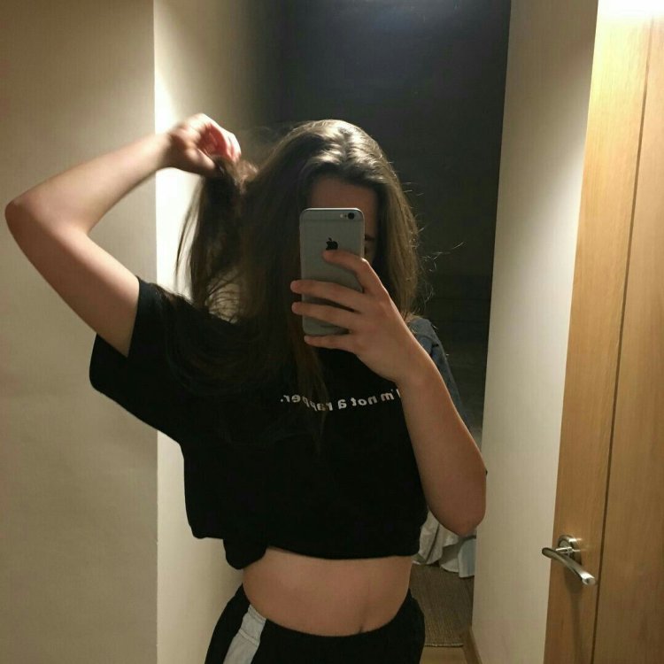 Девушкк ыоткактчя в зеркало