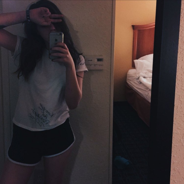 Девушка с темными волосами в зеркале