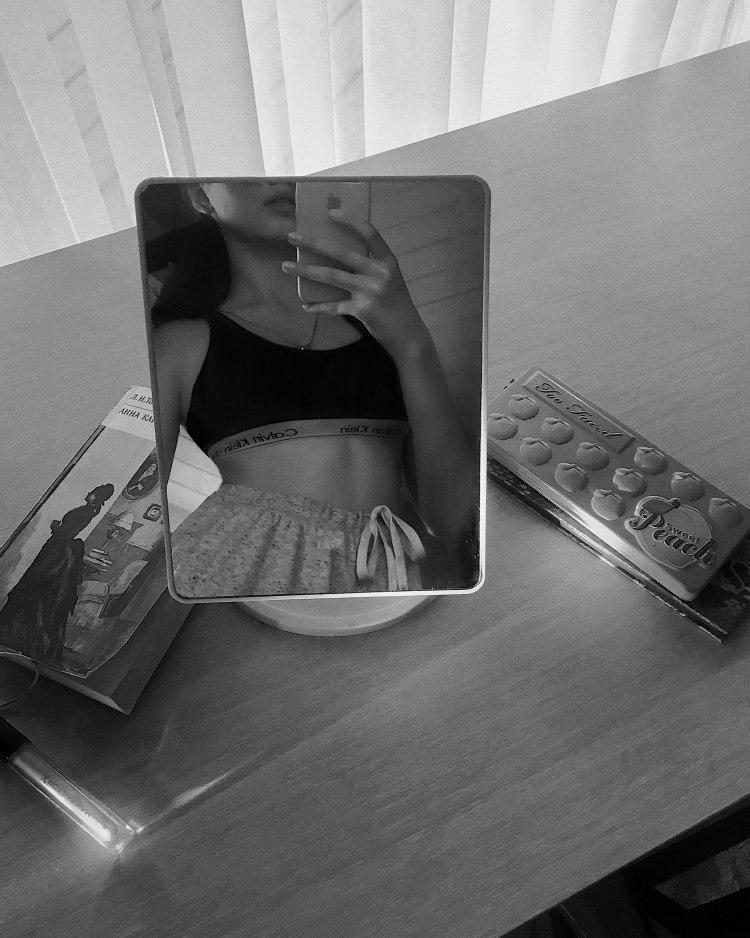 Красивые девушки в зеркале без лица