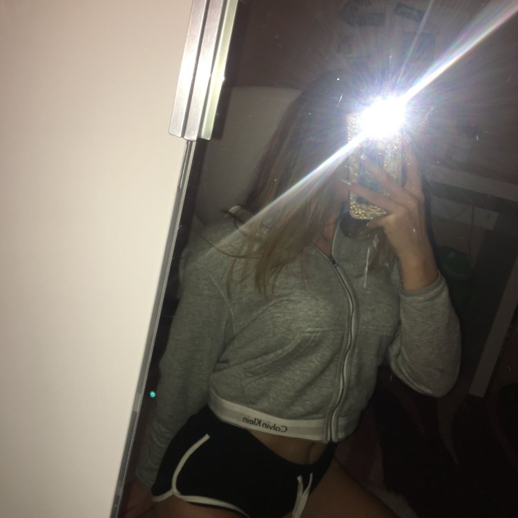 Девушки в зеркале со вспышкой