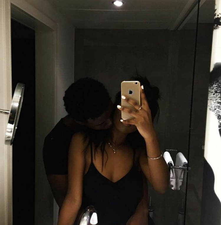 Парень с девушкой в зеркале