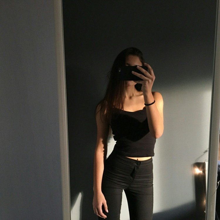 Селфи девушек в зеркале без лица