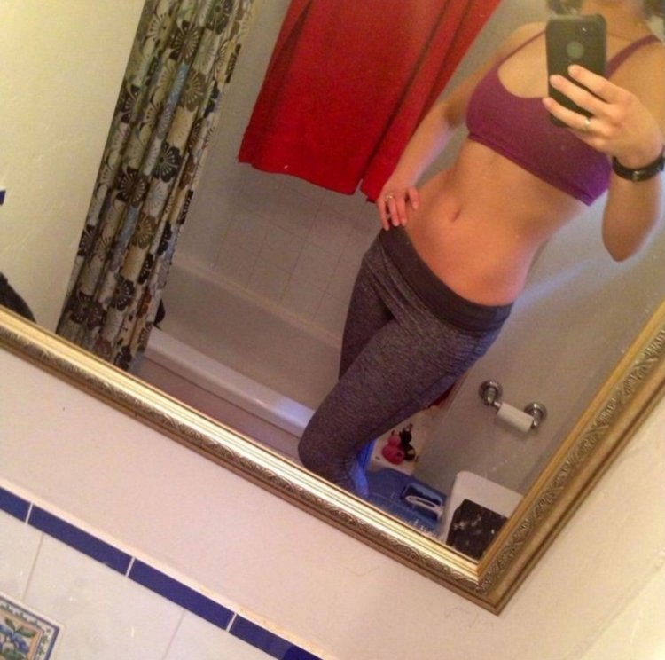 Девушка перед зеркалом фигура