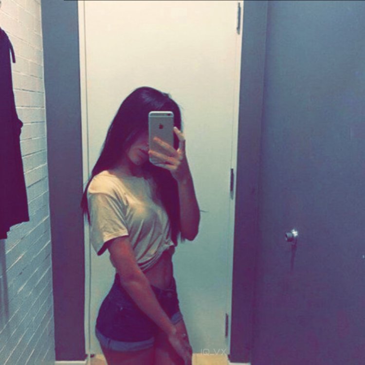 Девушка возле зеркала