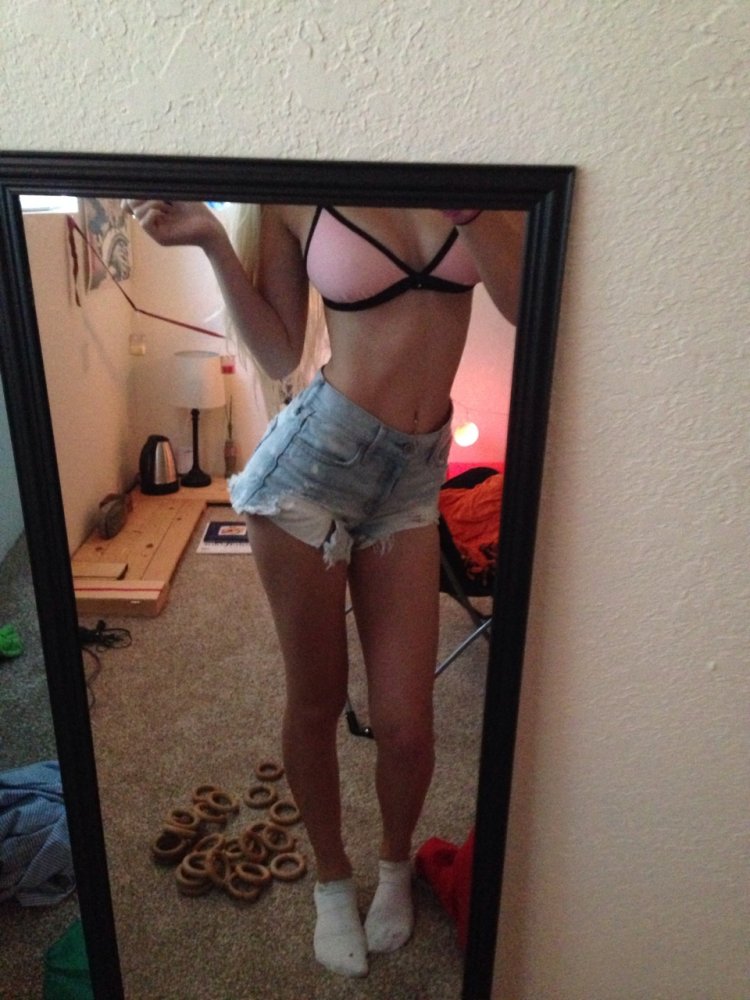 Фигура девушки в зеркале