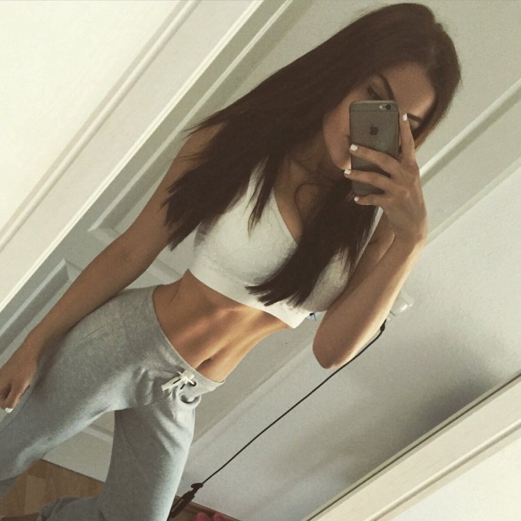 Девушка с фигурой в зеркале красивой