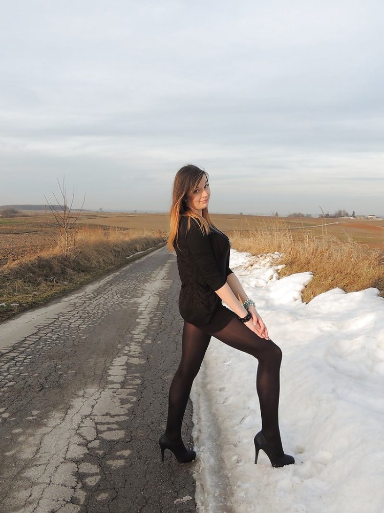 Сельские девушки в чулках