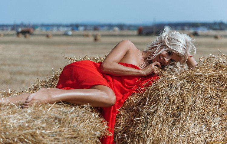 Блондинка на стоге сена