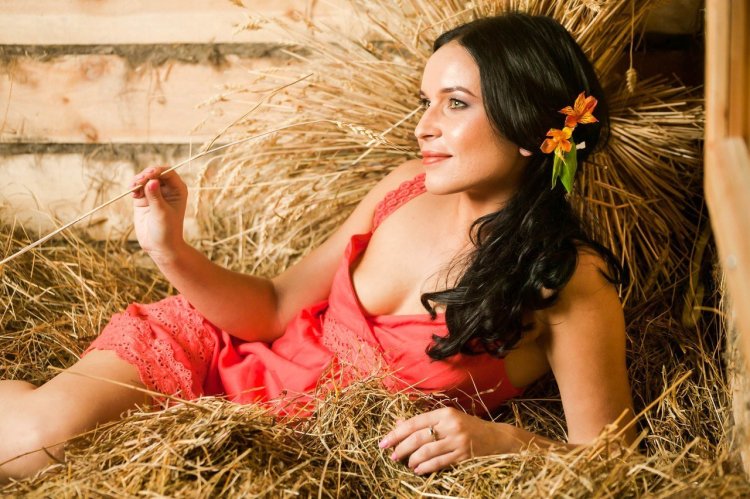 Злата Огневич на сеновале